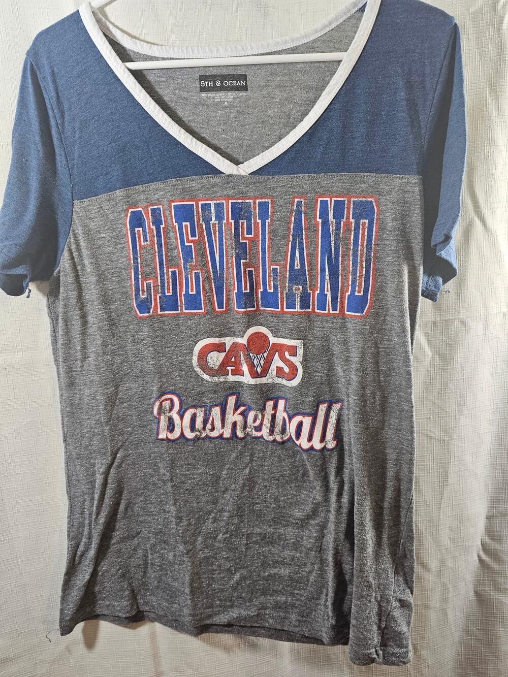 WOMEN'S 5TH & OCEAN CLEVE CAVS BASKETBALL GREY/BLUE VNECK TSHIRT SZ XL